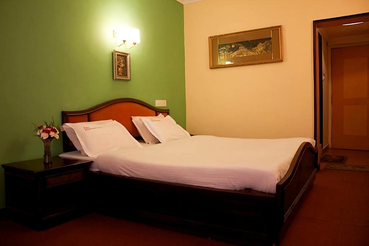 Hotel Sapphire Garden View Ooty Exterior photo